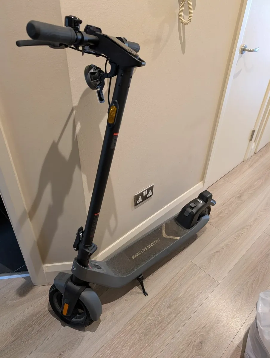 Like new. NIU KQi2 Pro Electric Scooter - Image 1