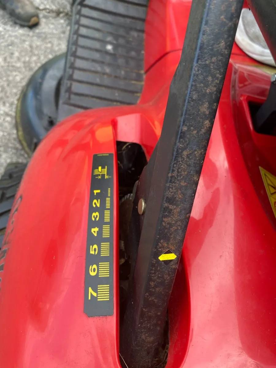 Ride on lawn mower - Image 1