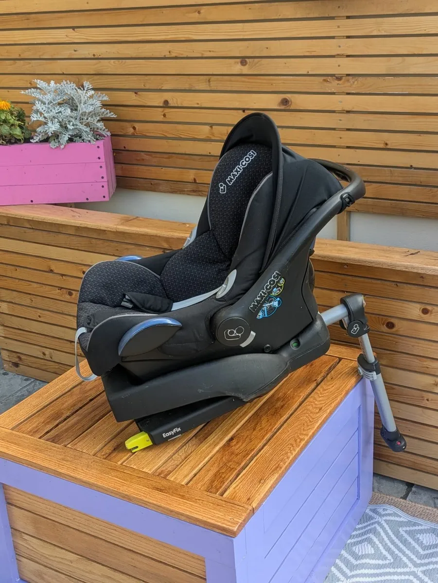 Baby car seat and isofix attachment - Image 1