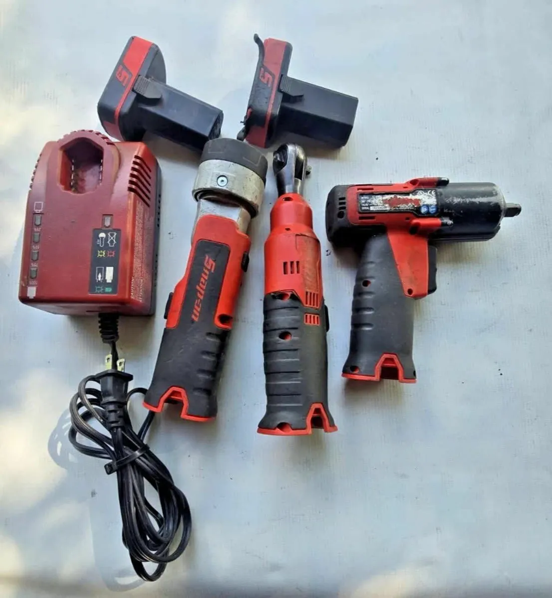 Impact Ratchet Light Batteries Charger - Image 1