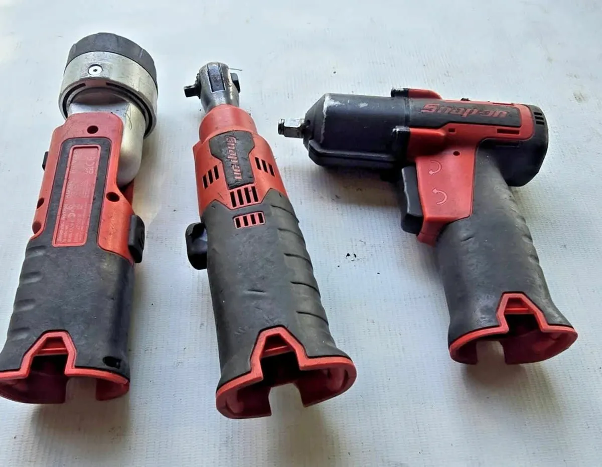 Impact Ratchet Light Batteries Charger - Image 2
