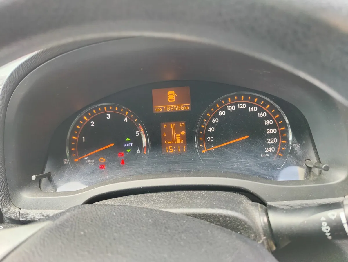 Toyota Avensis 2011 - Image 2