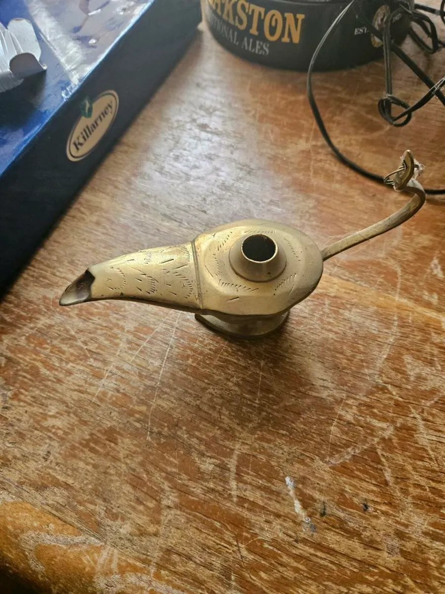 Vintage Brass Lamp no Genie - Image 1