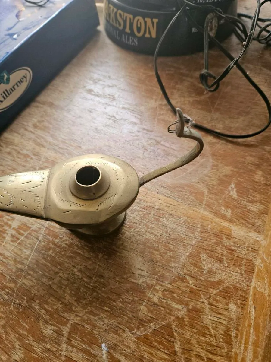 Vintage Brass Lamp no Genie - Image 2