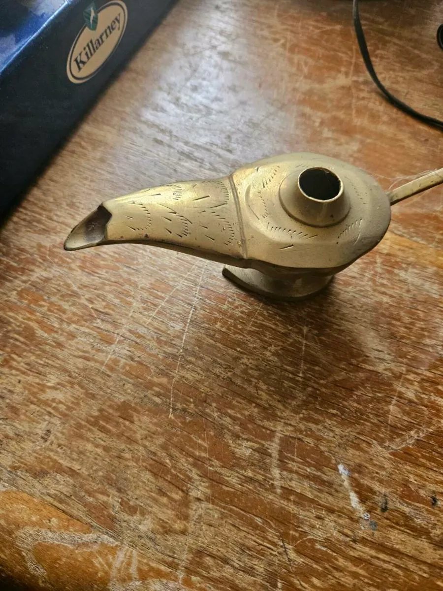 Vintage Brass Lamp no Genie - Image 3