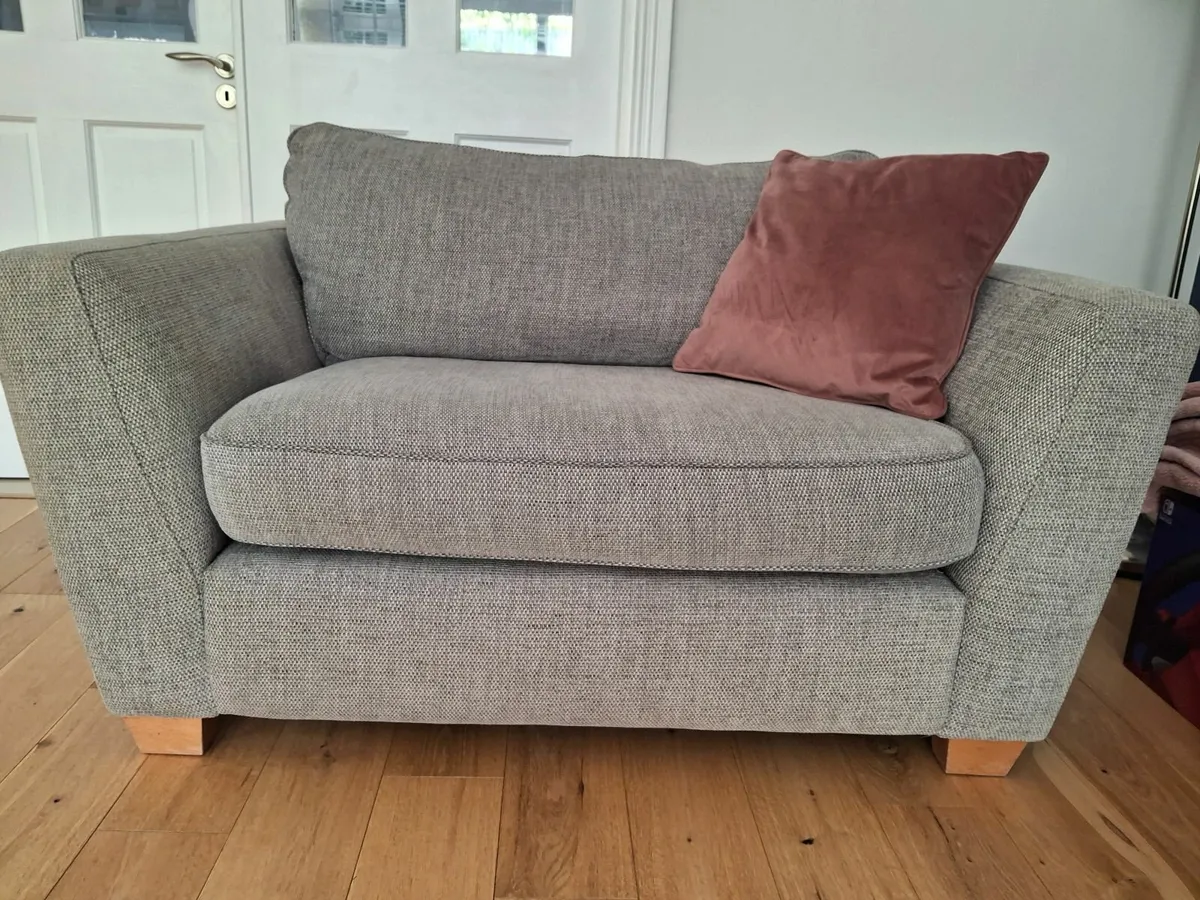 3 seater couch & 2 one seaters. - Image 4
