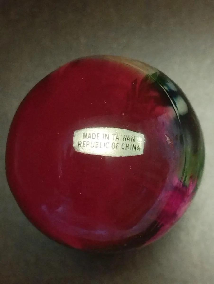 Vintage Lucite Egg shaped paper weight - Image 3