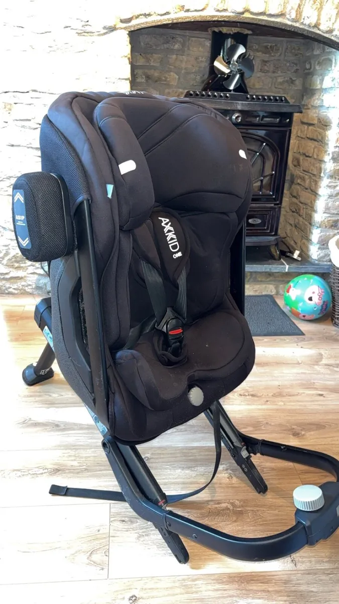 Axkid one rearward facing isofix car seat - Image 1