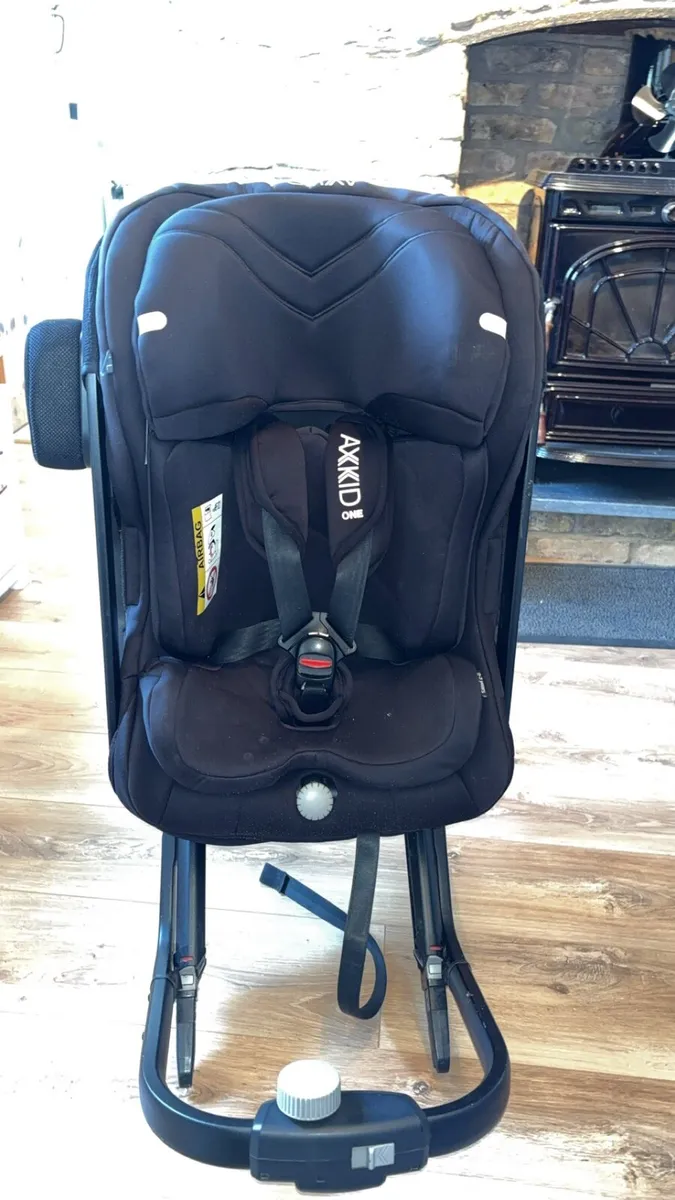Axkid one rearward facing isofix car seat - Image 2