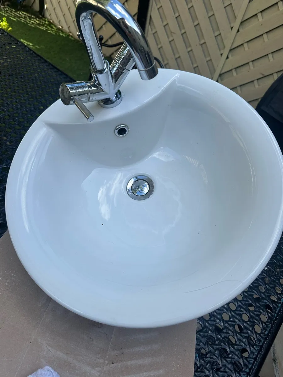 Bathroom sink - Image 1