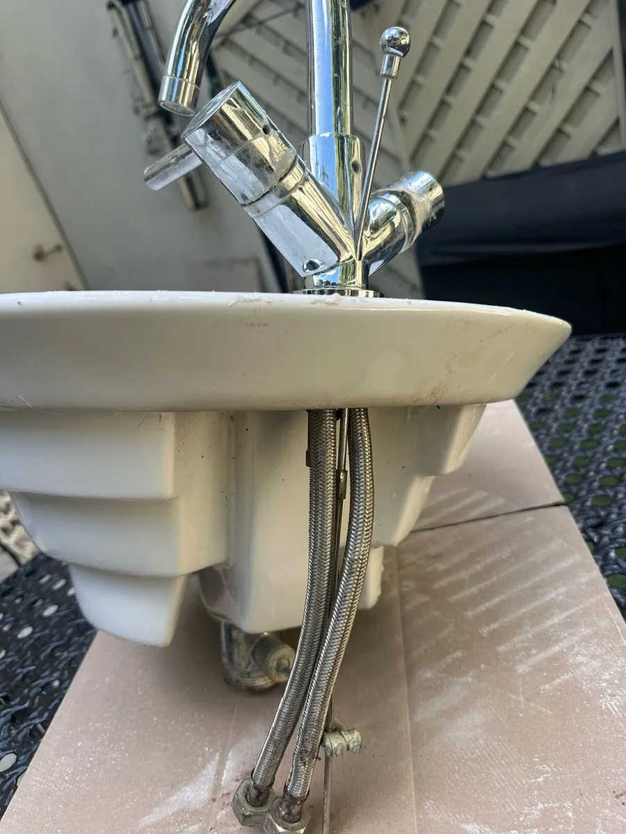 Bathroom sink - Image 3