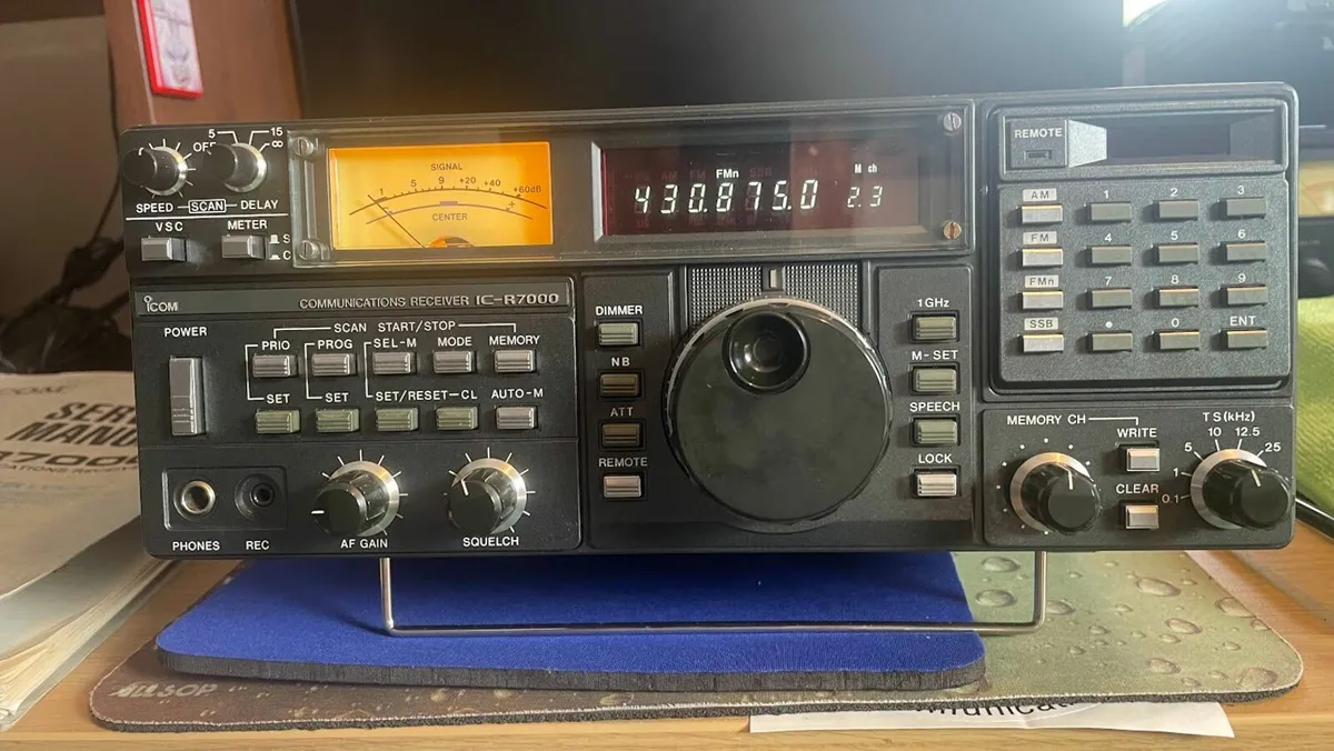 Ham Radio ICOM IC-R7000 Communications Receiver - Image 2