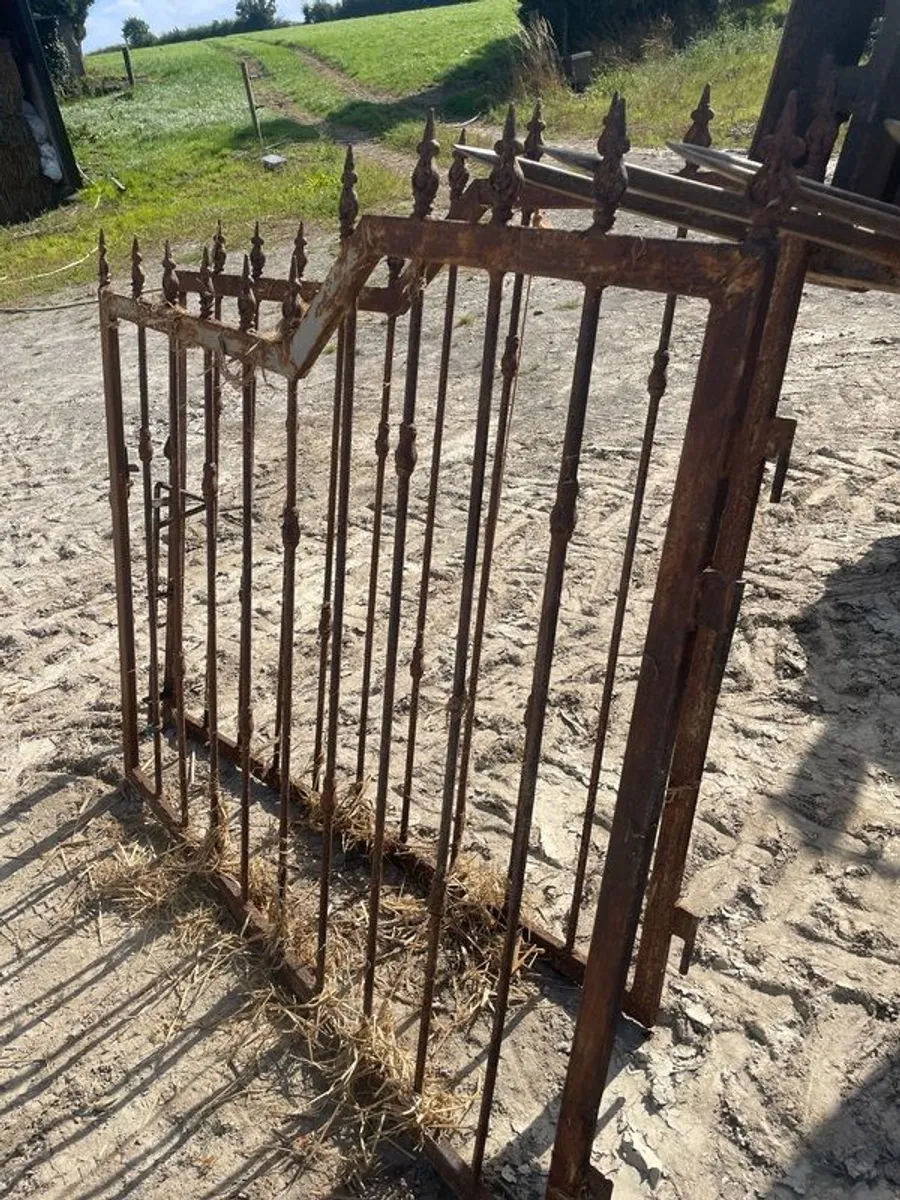 pair of gates - Image 1