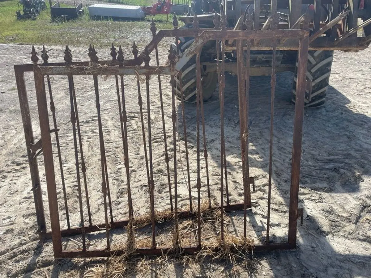 pair of gates - Image 2