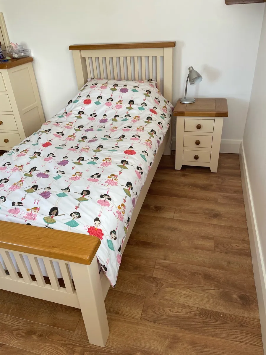 Bedroom furniture 4 pieces - Image 1