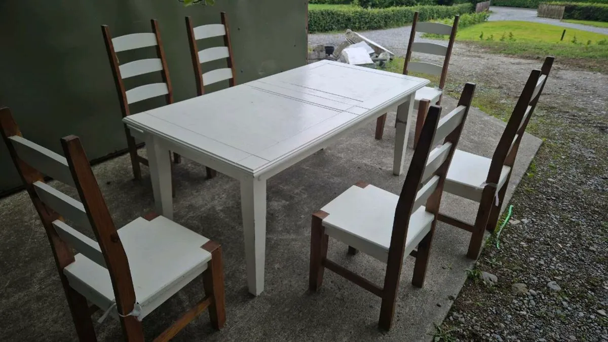 Table and chairs - Image 2