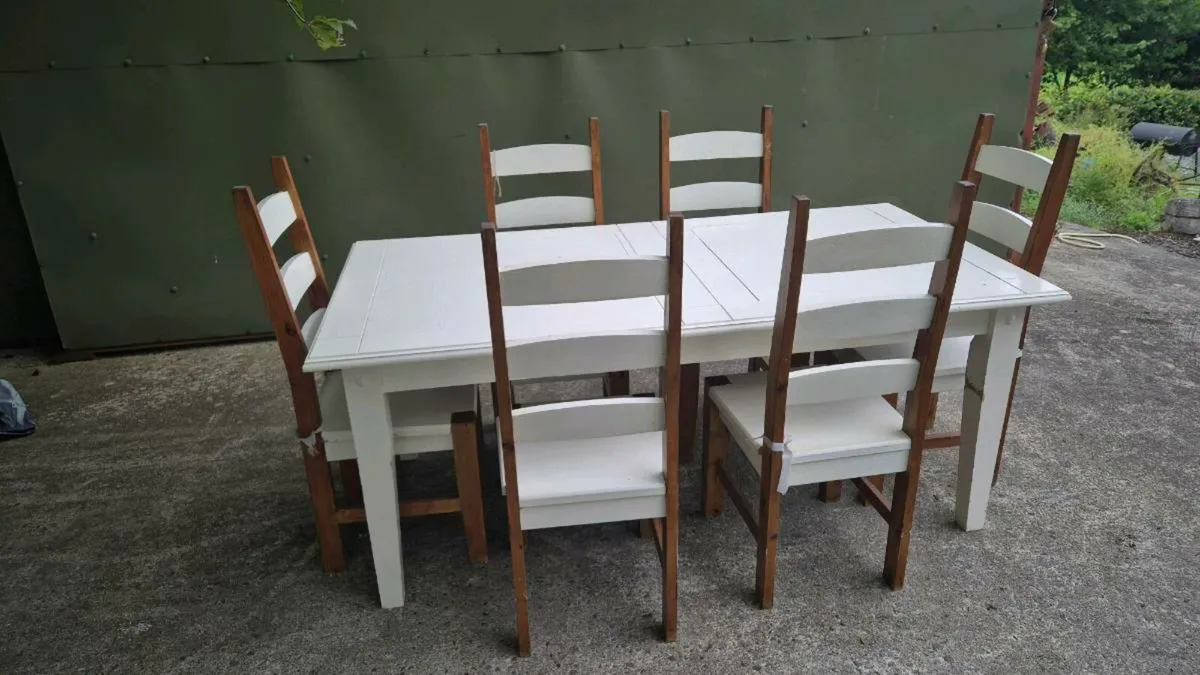 Table and chairs - Image 3