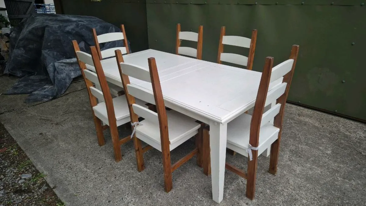 Table and chairs - Image 1