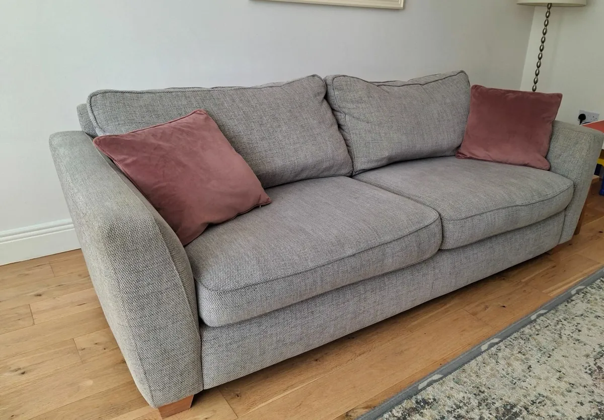 3 seater couch & 2 one seaters. - Image 1