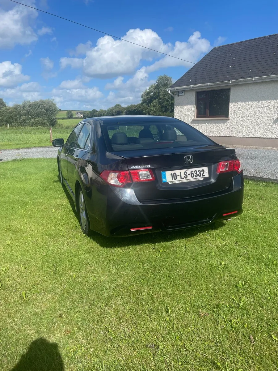 Honda Accord 2010 - Image 2