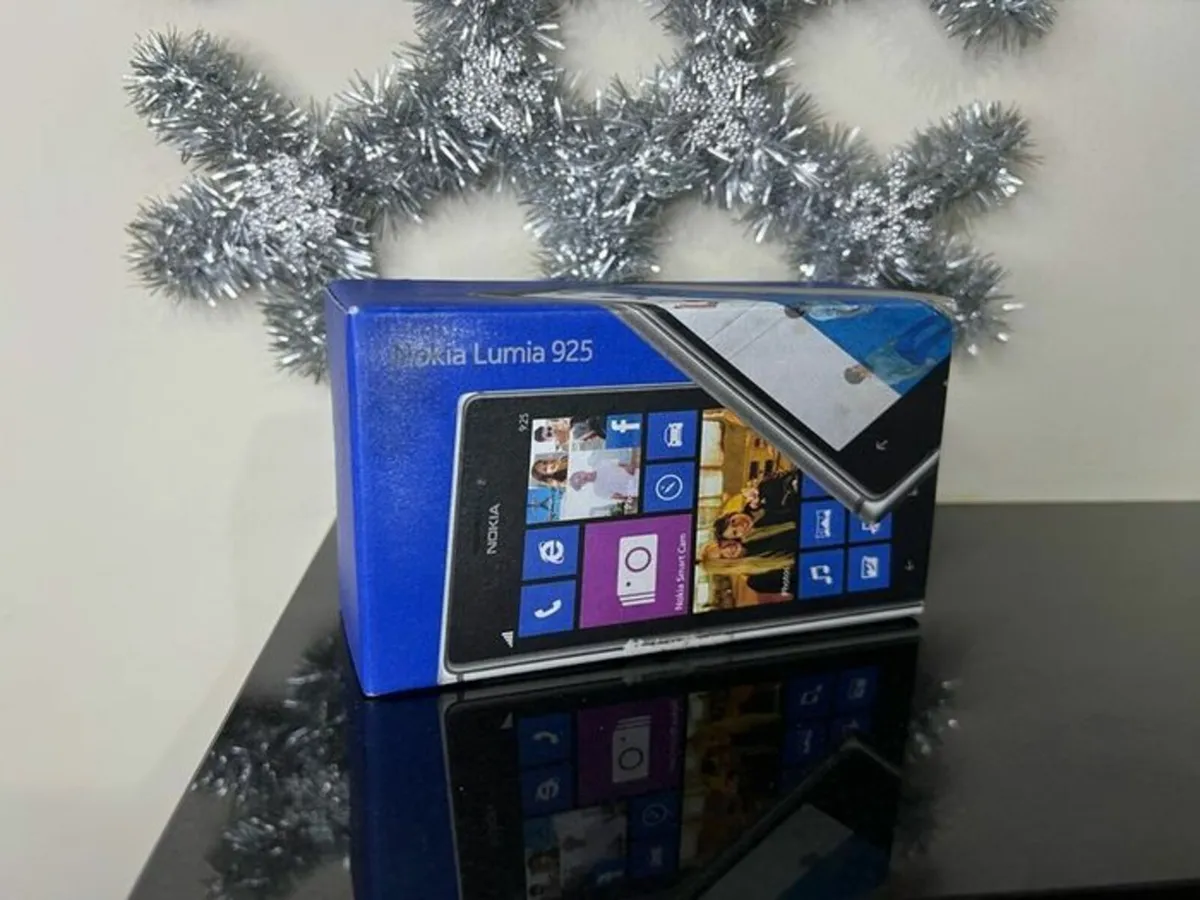 Nokia Lumia 925 16GB Boxed Black Used Unlocked. - Image 3