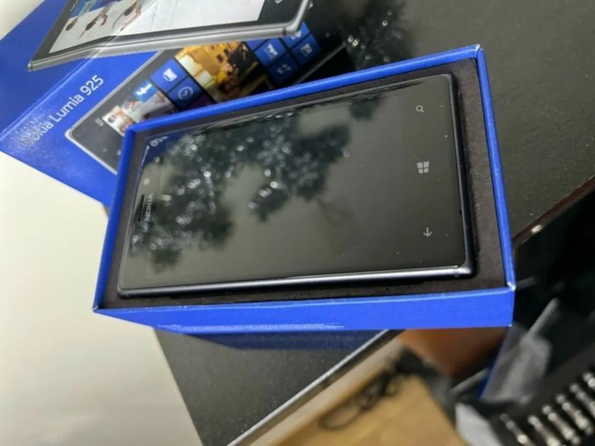 Nokia Lumia 925 16GB Boxed Black Used Unlocked. - Image 1