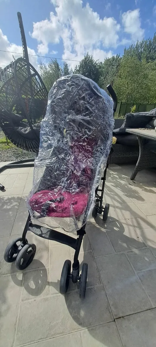 A stroller/buggy - Image 4