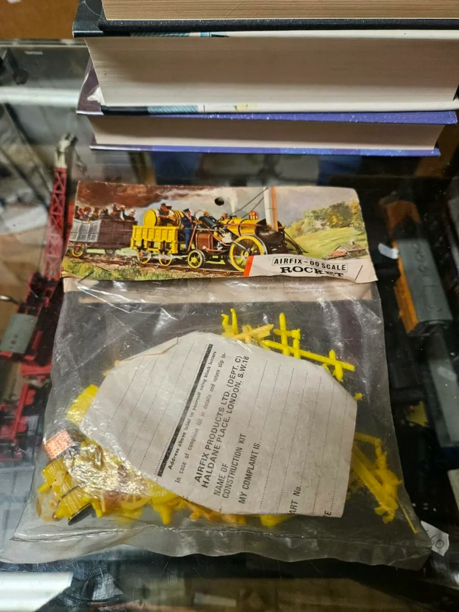 Vintage Airfix Stephensons Rocket Kit - Image 1