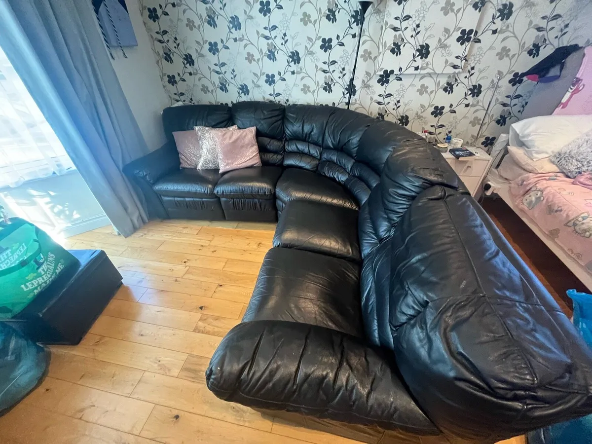 L-shaped leather couch - Image 1