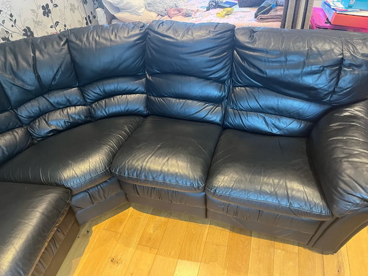 L-shaped leather couch - Image 4