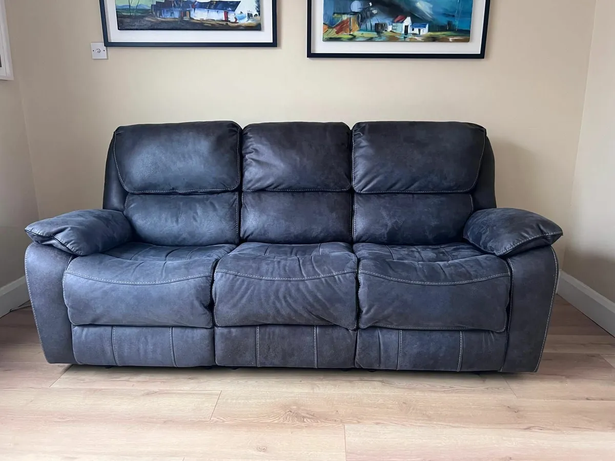 3 seater electic recliner leather couch - Image 1