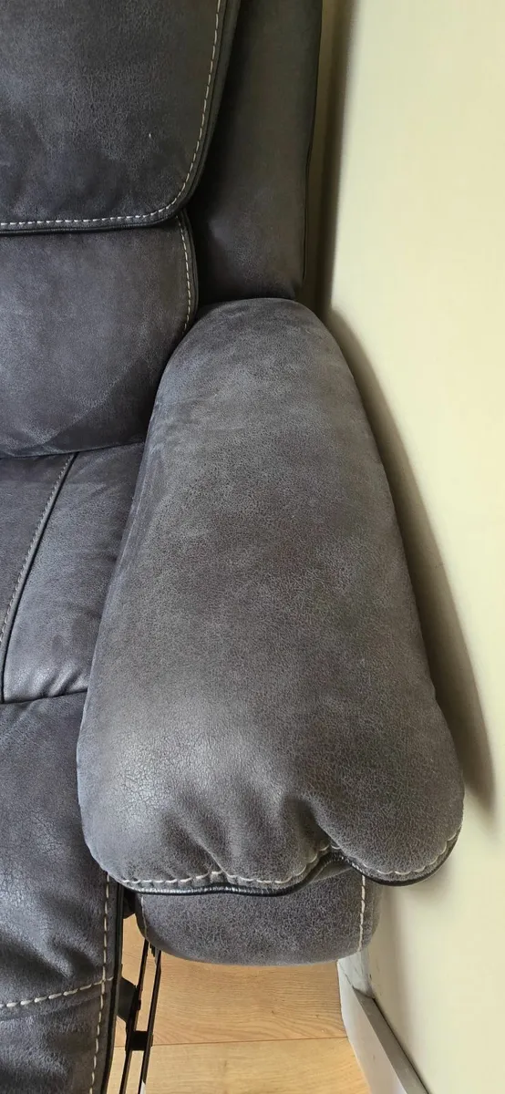 3 seater electic recliner leather couch - Image 2