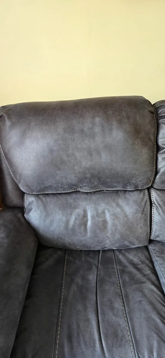 3 seater electic recliner leather couch - Image 3