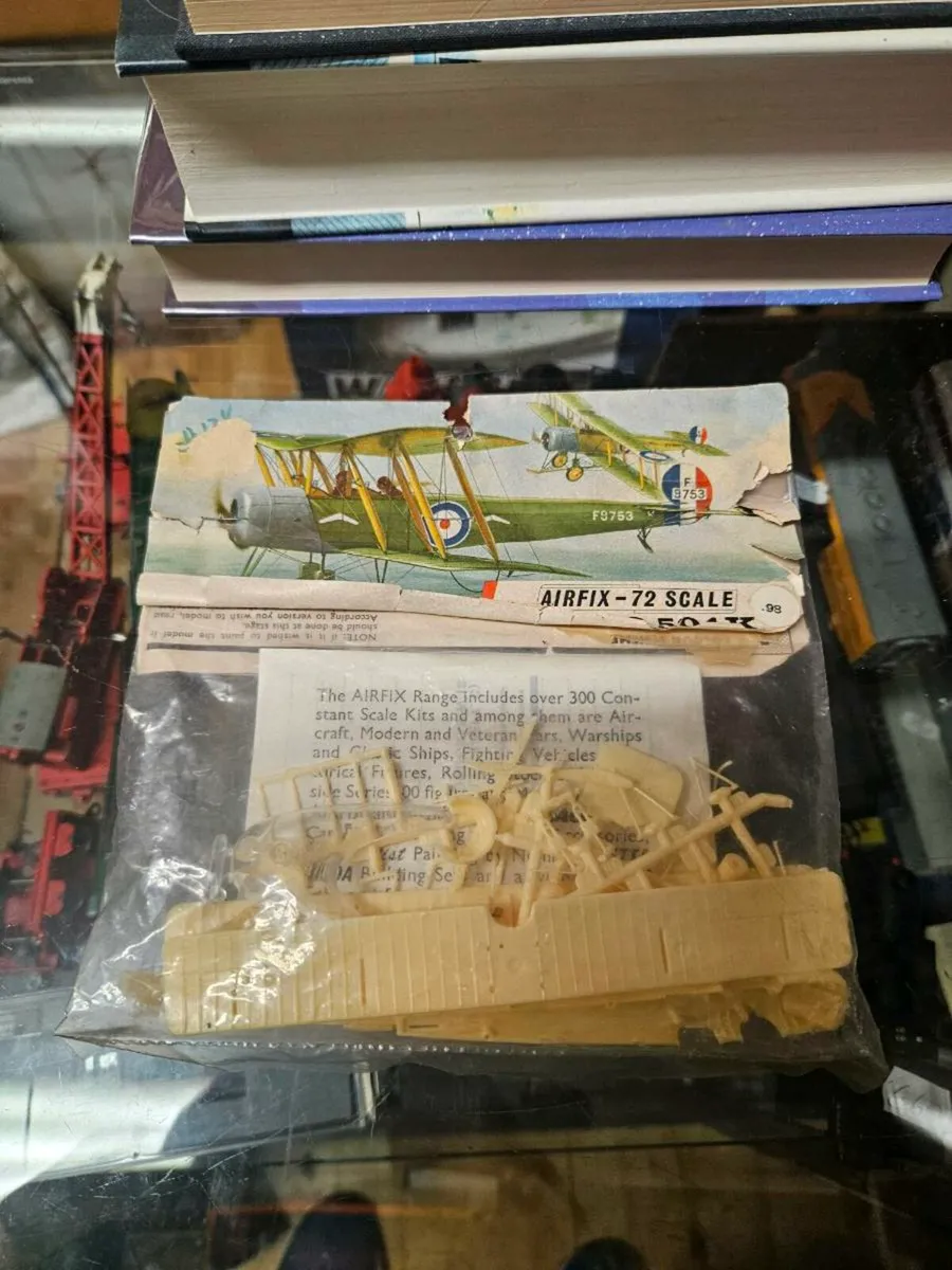 Vintage Airfix WW1 Avro 504 Kit - Image 1
