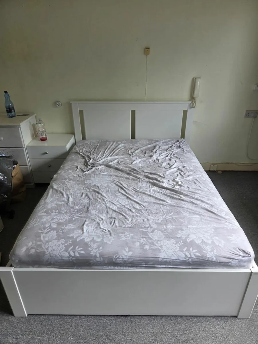 Double bed with mattress. - Image 1