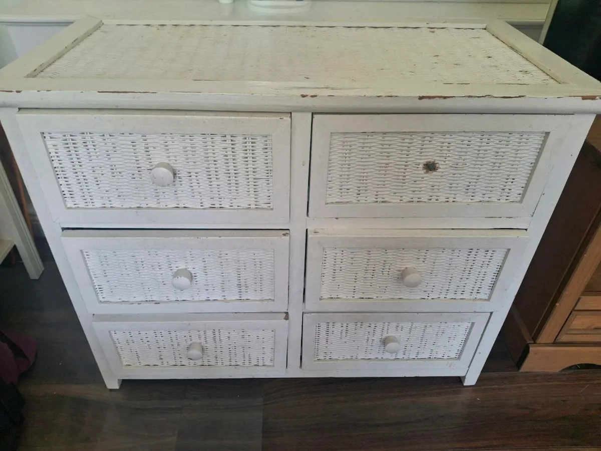 Chest of drawers