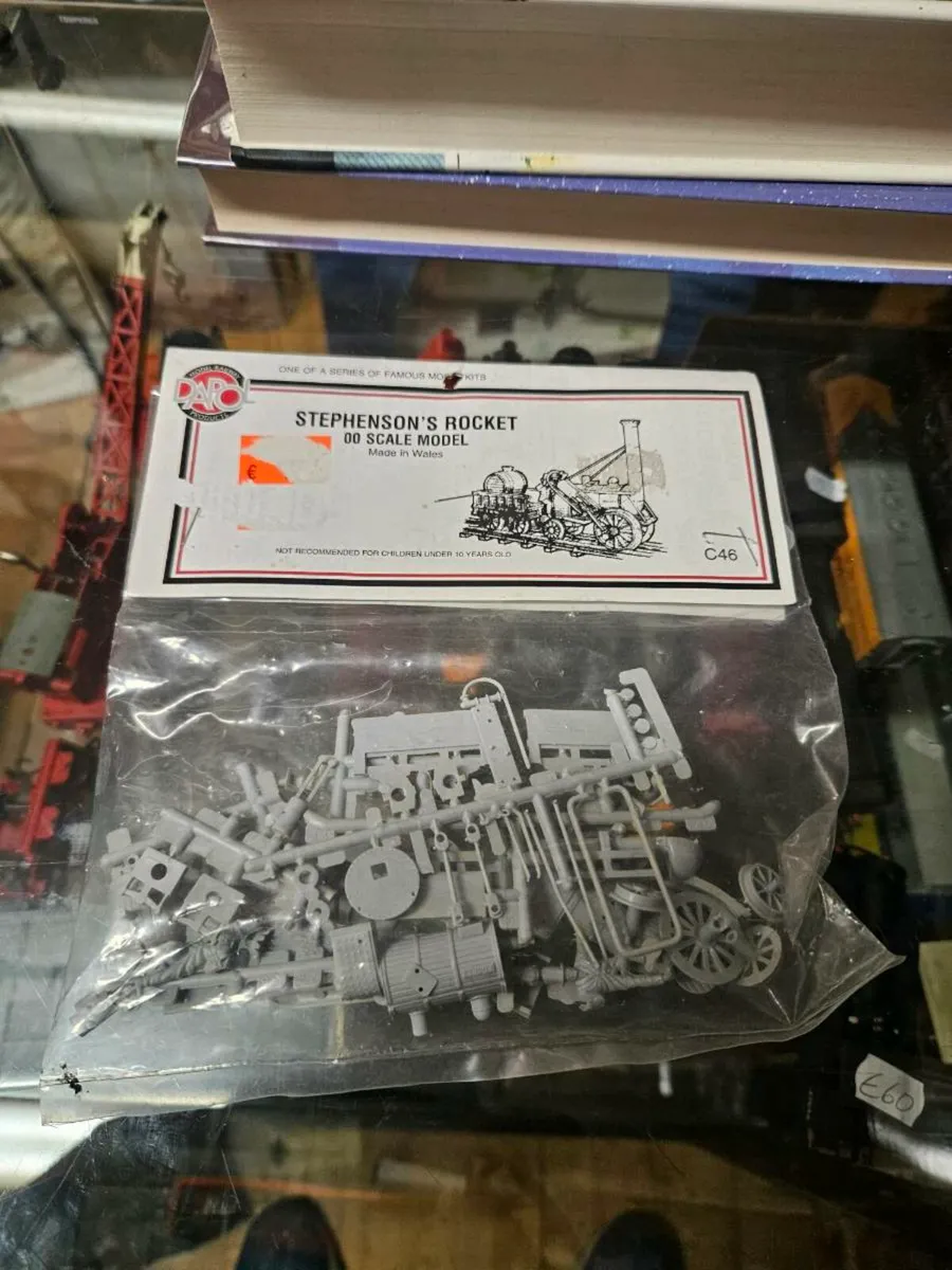 Hornby Dapol Stephensons Rocket Model Kit - Image 1