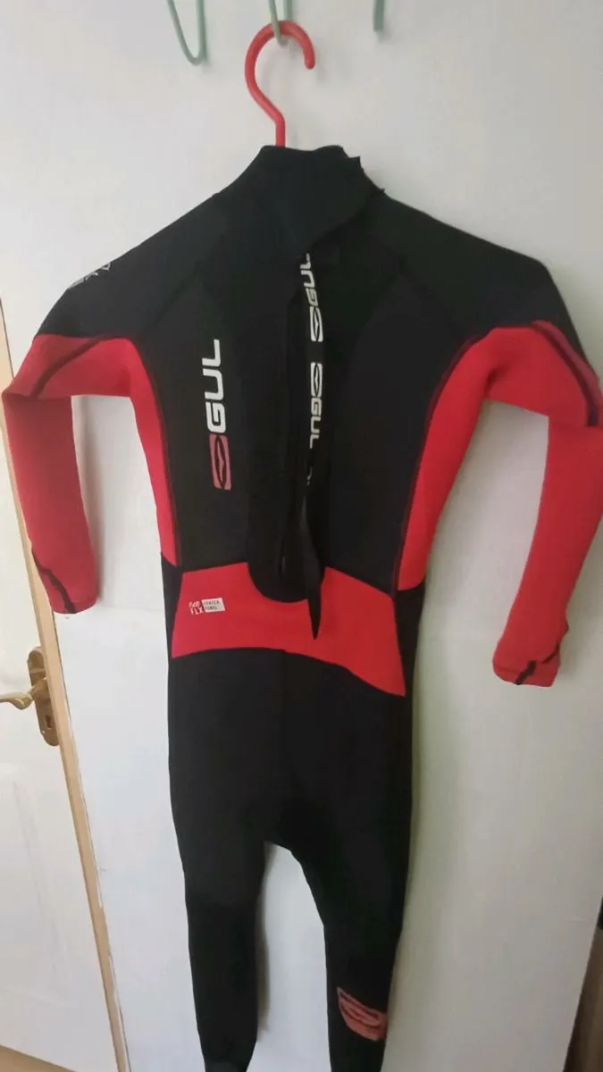 Kids wetsuit and flippers - Image 1