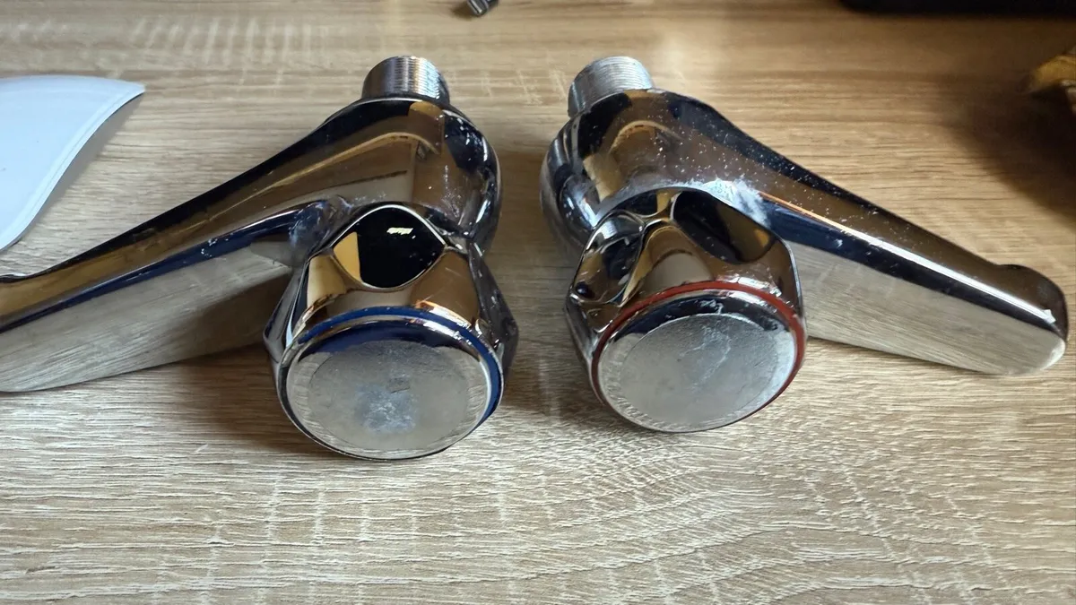 Pair of taps - Image 1