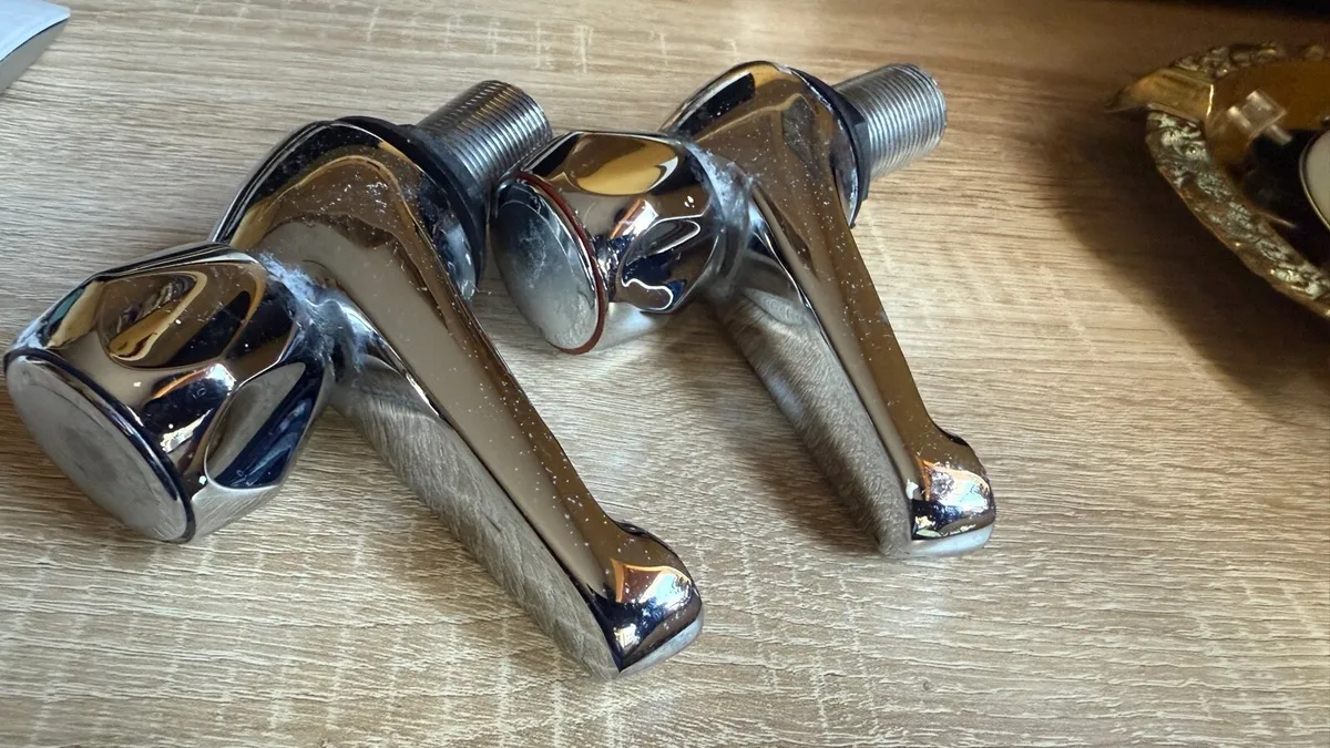 Pair of taps - Image 2
