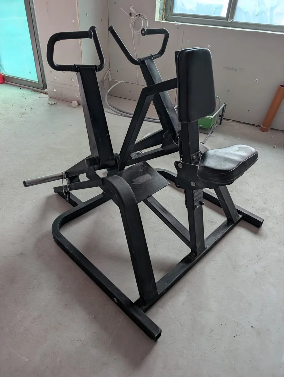 Seated row machine - Image 1