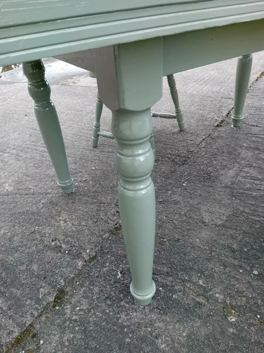 Table 4 chairs - Image 4