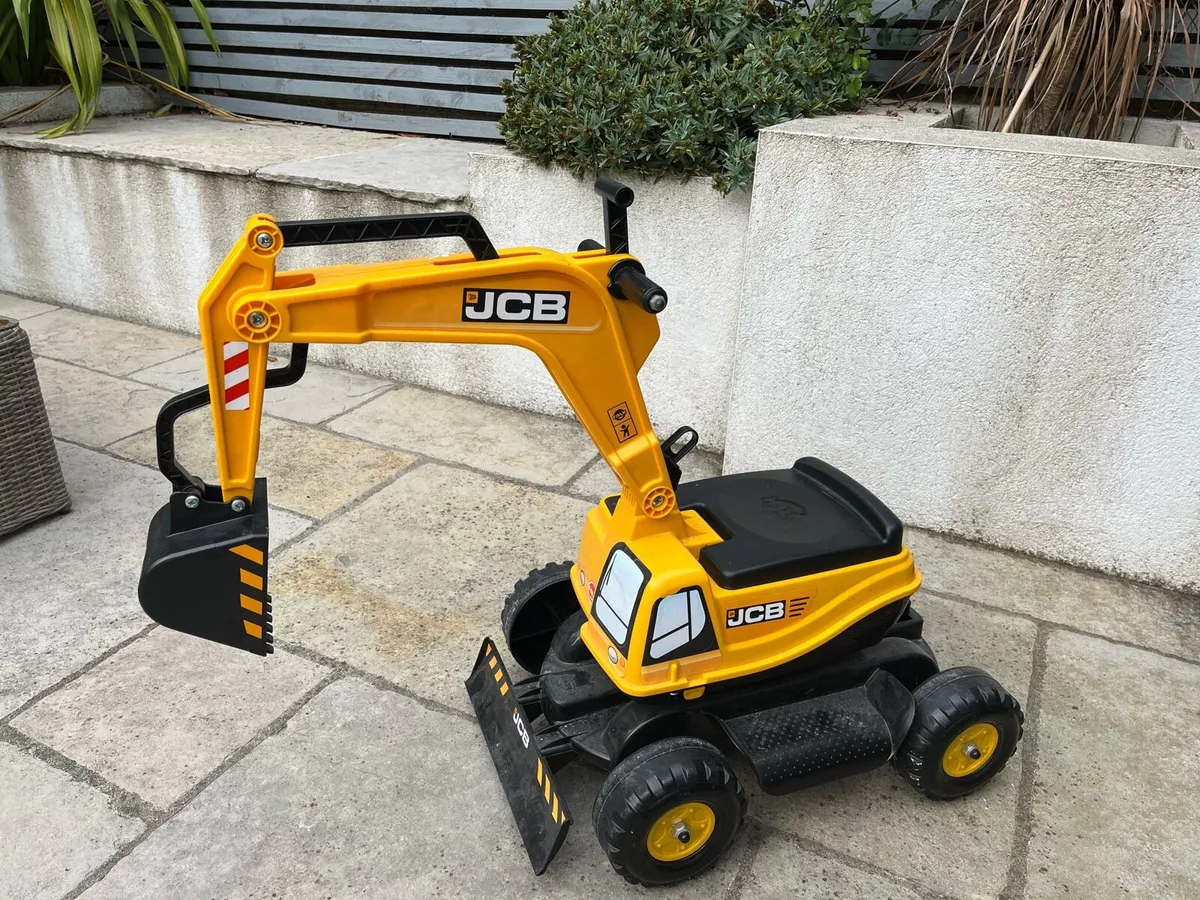 Falk kids ride on JCB - Image 1