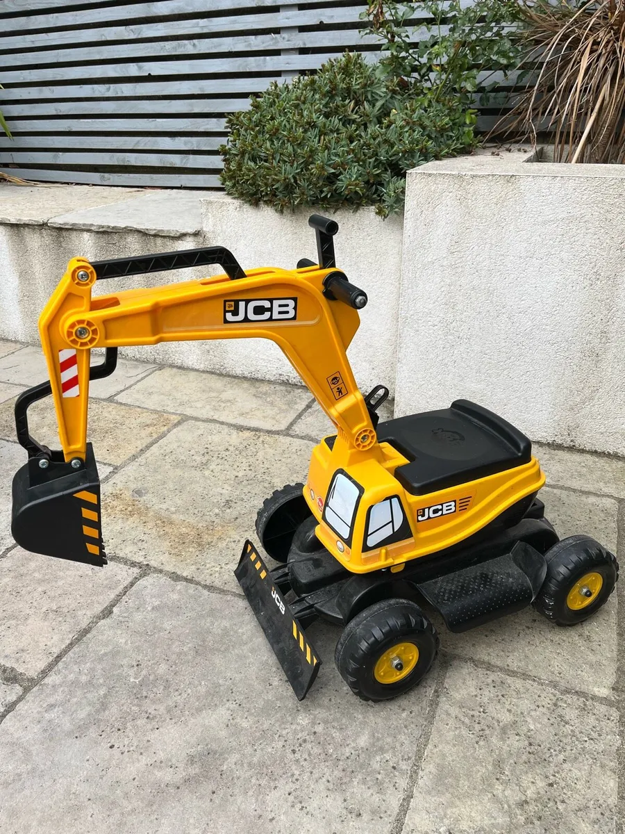 Falk kids ride on JCB - Image 2