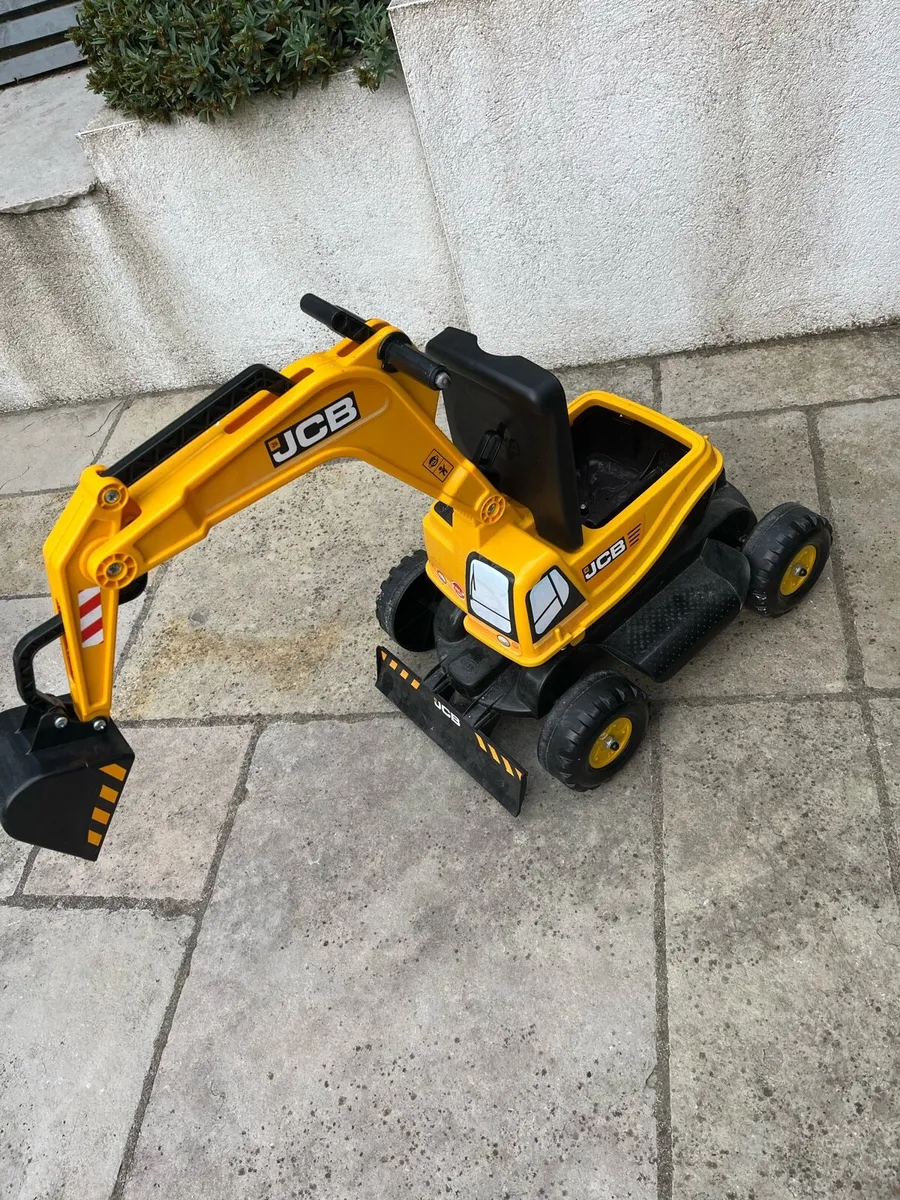 Falk kids ride on JCB - Image 3