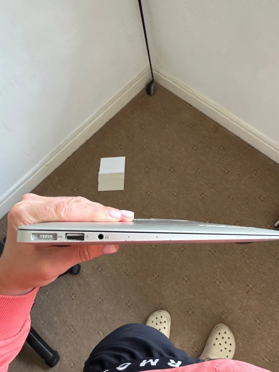MacBook Air - Image 4