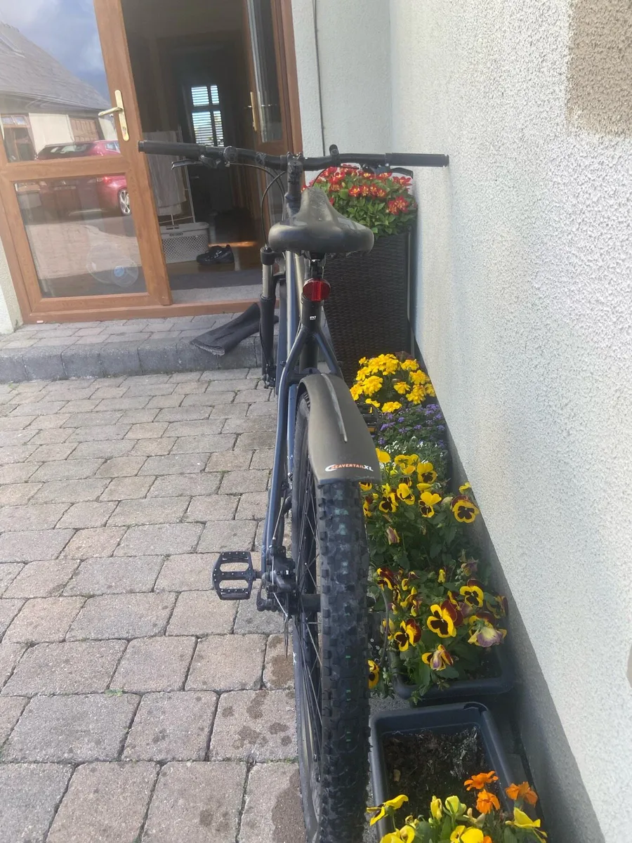 Carrera vengeance 27.5 mountain bike with pump - Image 3