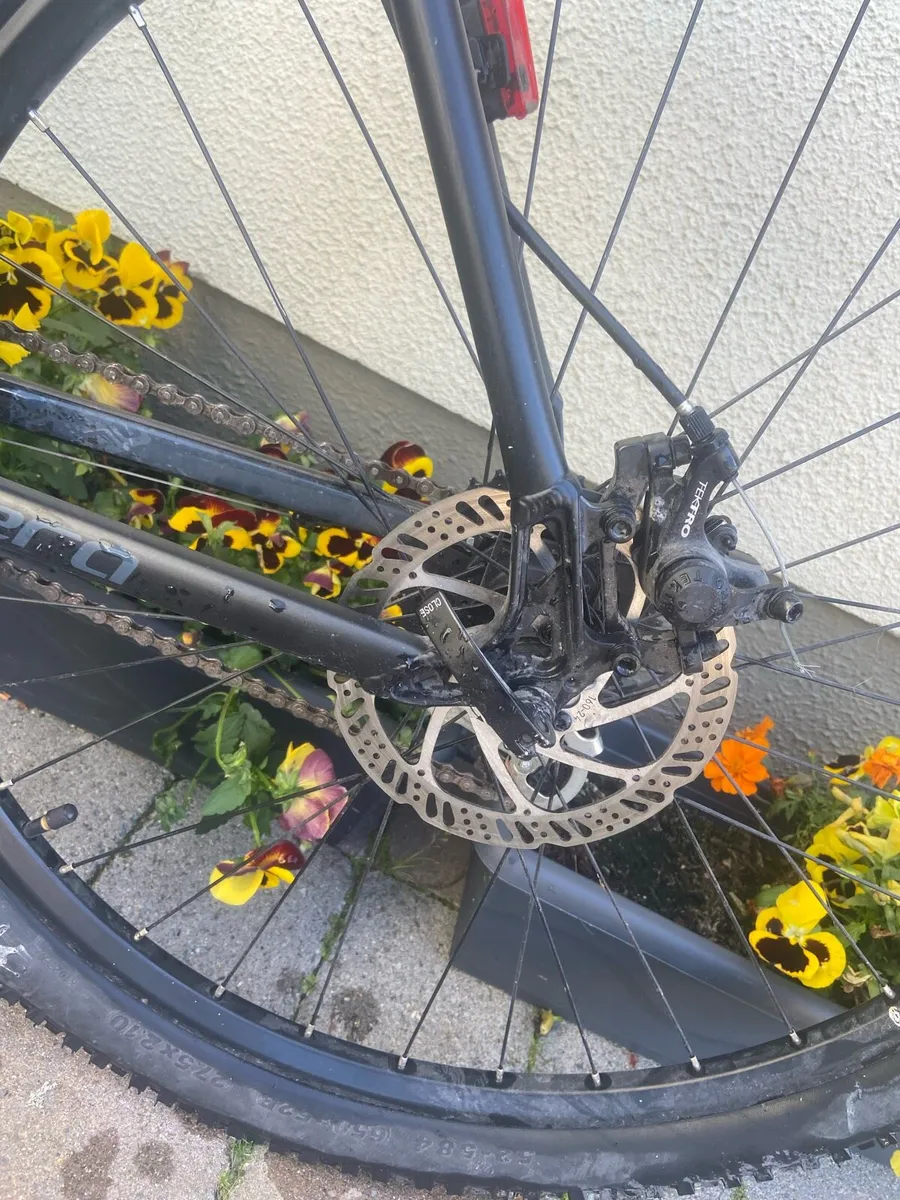 Carrera vengeance 27.5 mountain bike with pump - Image 4