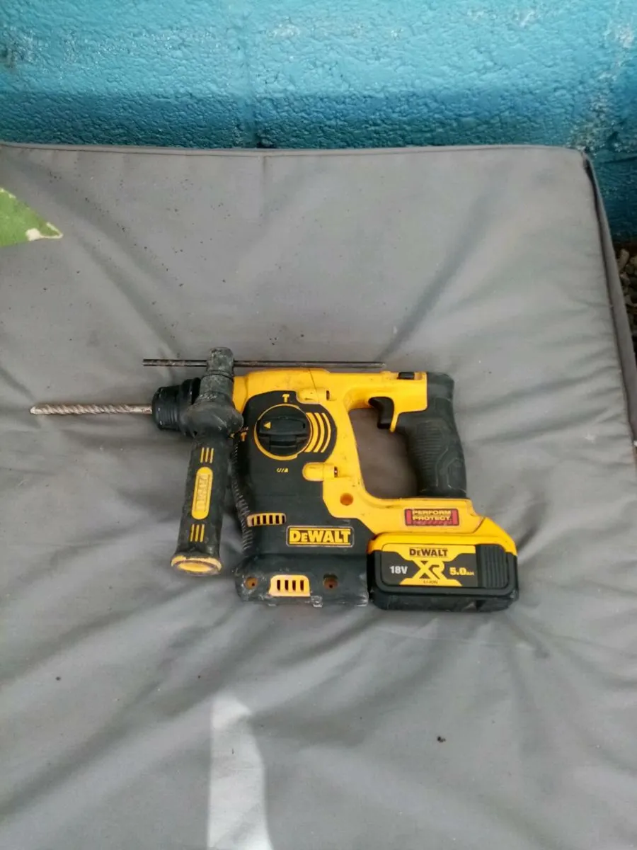 Dewalt 18v XR LI-ION Battery SDS Hammer Drill - Image 1