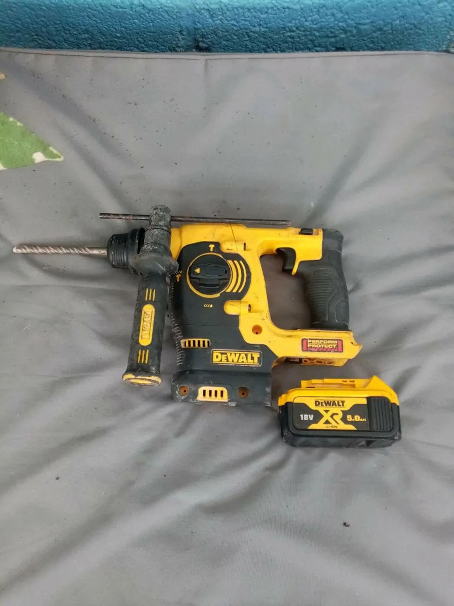 Dewalt 18v XR LI-ION Battery SDS Hammer Drill - Image 2